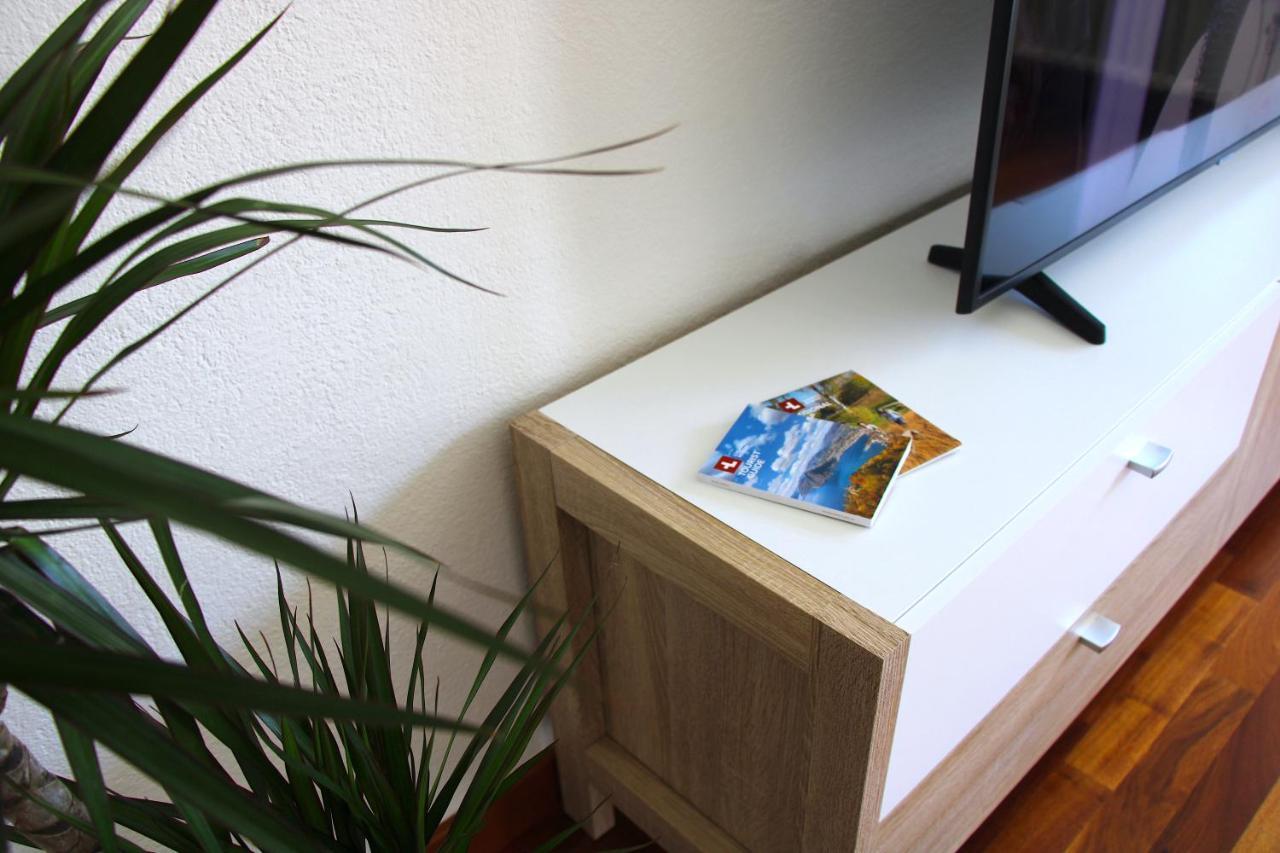 Cozy Apartment With Free Parking & Close To Lake Lugano Luaran gambar